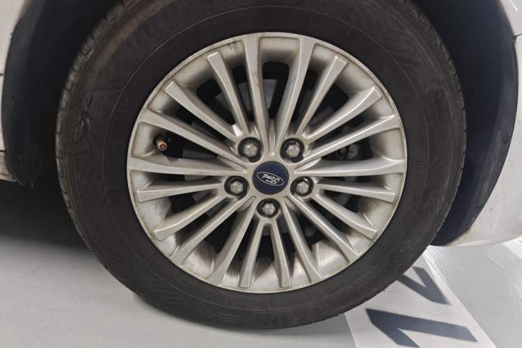 Used Ford Escort 2015 1.5L Automatic Comfort Edition Right Front Wheel Hub