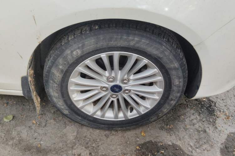 Used Ford Escort 2015 1.5L Manual Comfort Model Right Front Wheel Hub