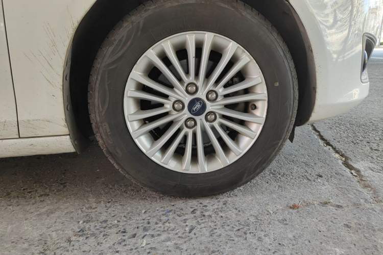 Used Ford Escort 2015 1.5L Manual Comfort Model Right Front Wheel Hub