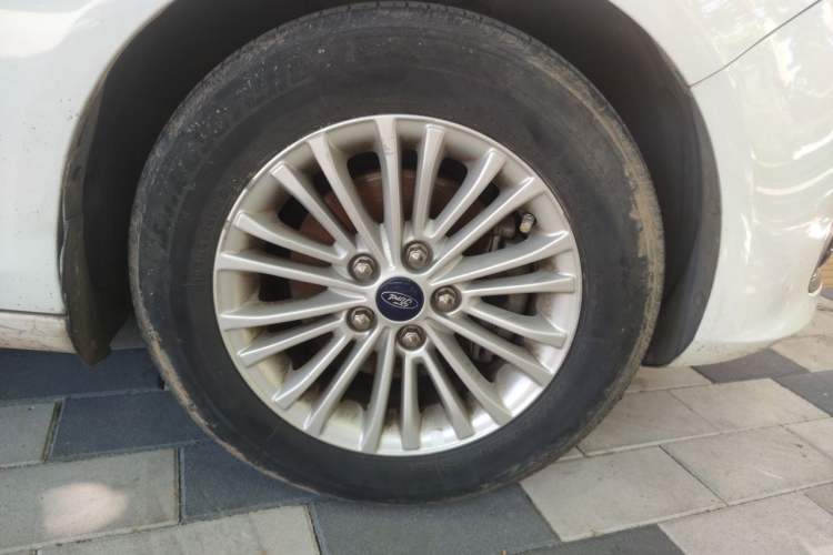 Used Ford Escort 2015 1.5L Manual Comfort Model Right Front Wheel Hub