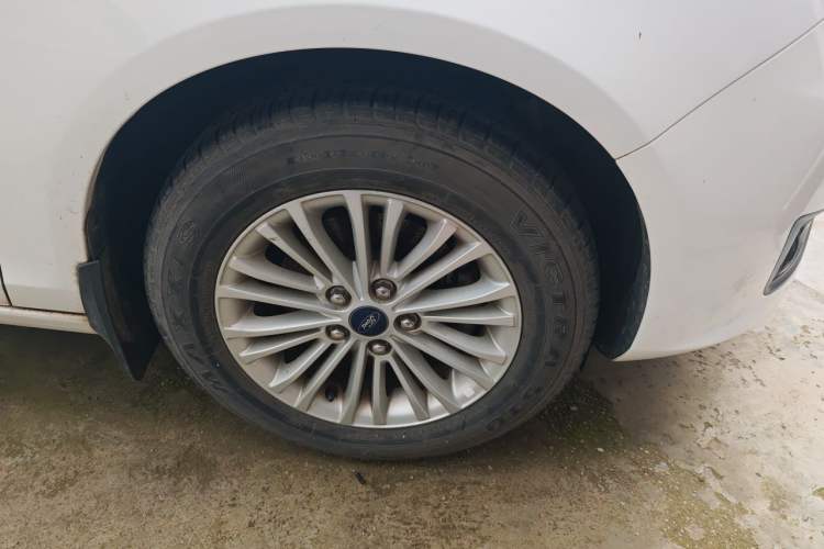 Used Ford Escort 2015 1.5L Manual Comfort Model Right Front Wheel Hub
