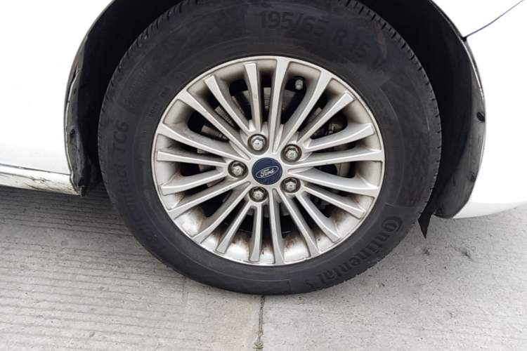 Used Ford Escort 2015 1.5L Automatic Comfort Edition Right Front Wheel Hub