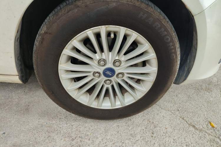 Used Ford Escort 2015 1.5L Manual Comfort Model Right Front Wheel Hub
