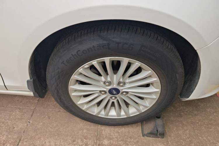 Used Ford Escort 2015 1.5L Automatic Comfort Edition Right Front Wheel Hub