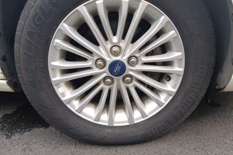 Used Ford Escort 2015 1.5L Automatic Comfort Edition Right Front Wheel Hub