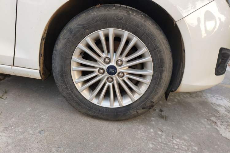 Used Ford Escort 2015 1.5L Manual Comfort Model Right Front Wheel Hub