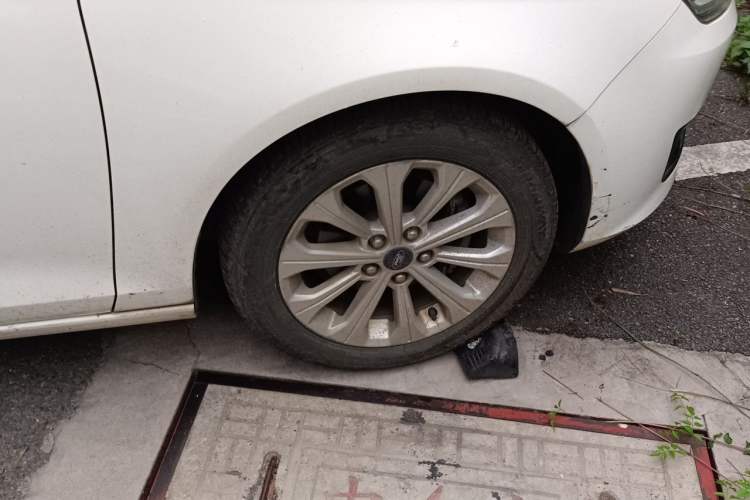 Used Ford Escort 2015 1.5L Manual Fashion Edition Right Front Wheel Hub