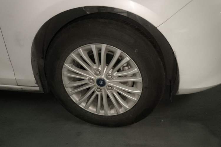 Used Ford Escort 2015 1.5L Automatic Comfort Edition Right Front Wheel Hub