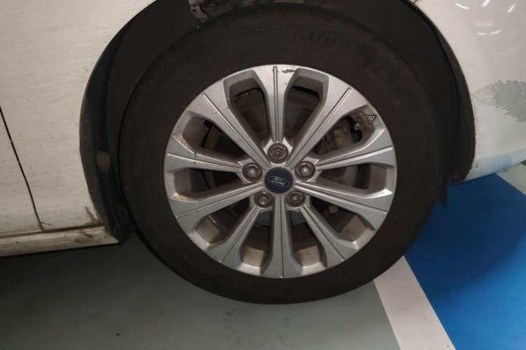 Used Ford Escort 2015 1.5L Automatic Fashion Model Right Front Wheel Hub