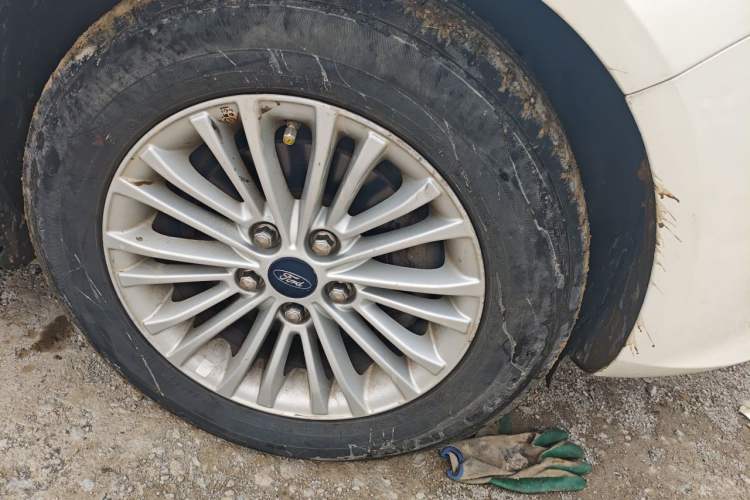 Used Ford Escort 2015 1.5L Manual Comfort Model Right Front Wheel Hub