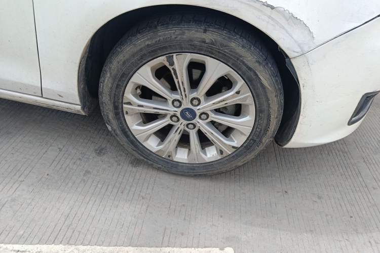 Used Ford Escort 2015 1.5L Manual Fashion Edition Right Front Wheel Hub
