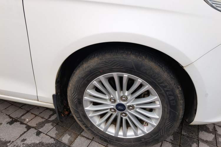 Used Ford Escort 2015 1.5L Automatic Comfort Edition Right Front Wheel Hub
