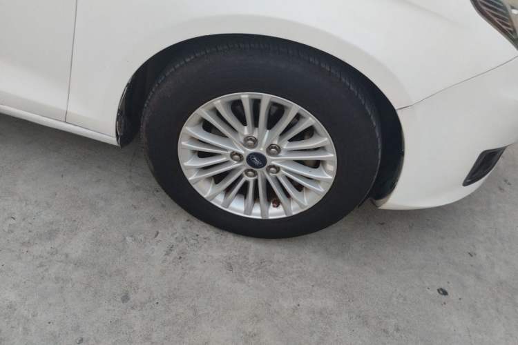 Used Ford Escort 2015 1.5L Automatic Comfort Edition Right Front Wheel Hub