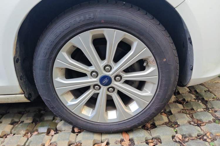 Used Ford Escort 2015 1.5L Automatic Fashion Model Right Front Wheel Hub