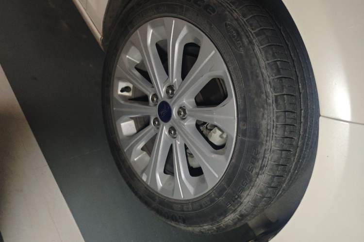 Used Ford Escort 2015 1.5L Automatic Fashion Model Right Front Wheel Hub