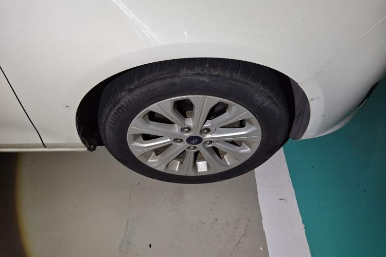 Used Ford Escort 2015 1.5L Automatic Fashion Model Right Front Wheel Hub