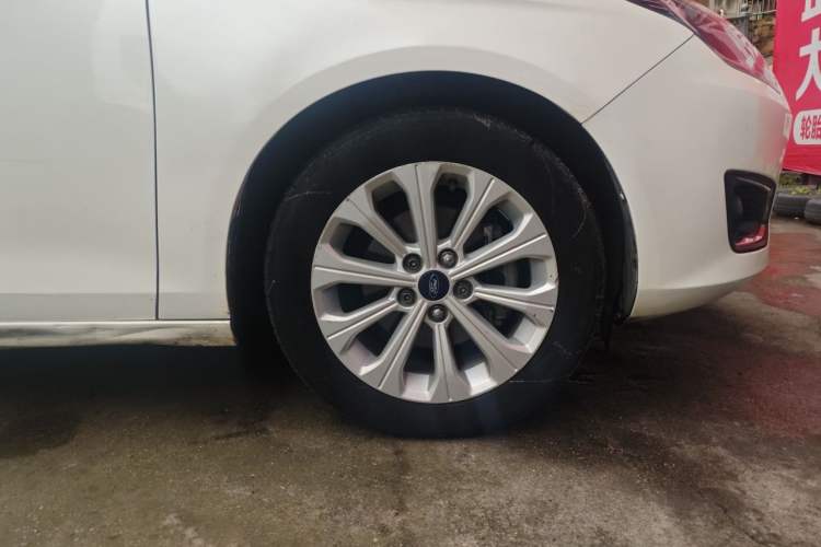 Used Ford Escort 2015 1.5L Automatic Fashion Model Right Front Wheel Hub