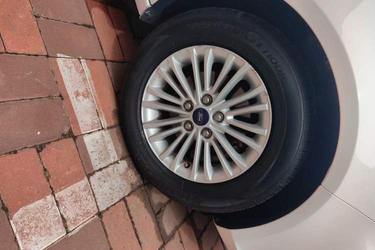 Used Ford Escort 2015 1.5L Manual Comfort Model Right Front Wheel Hub
