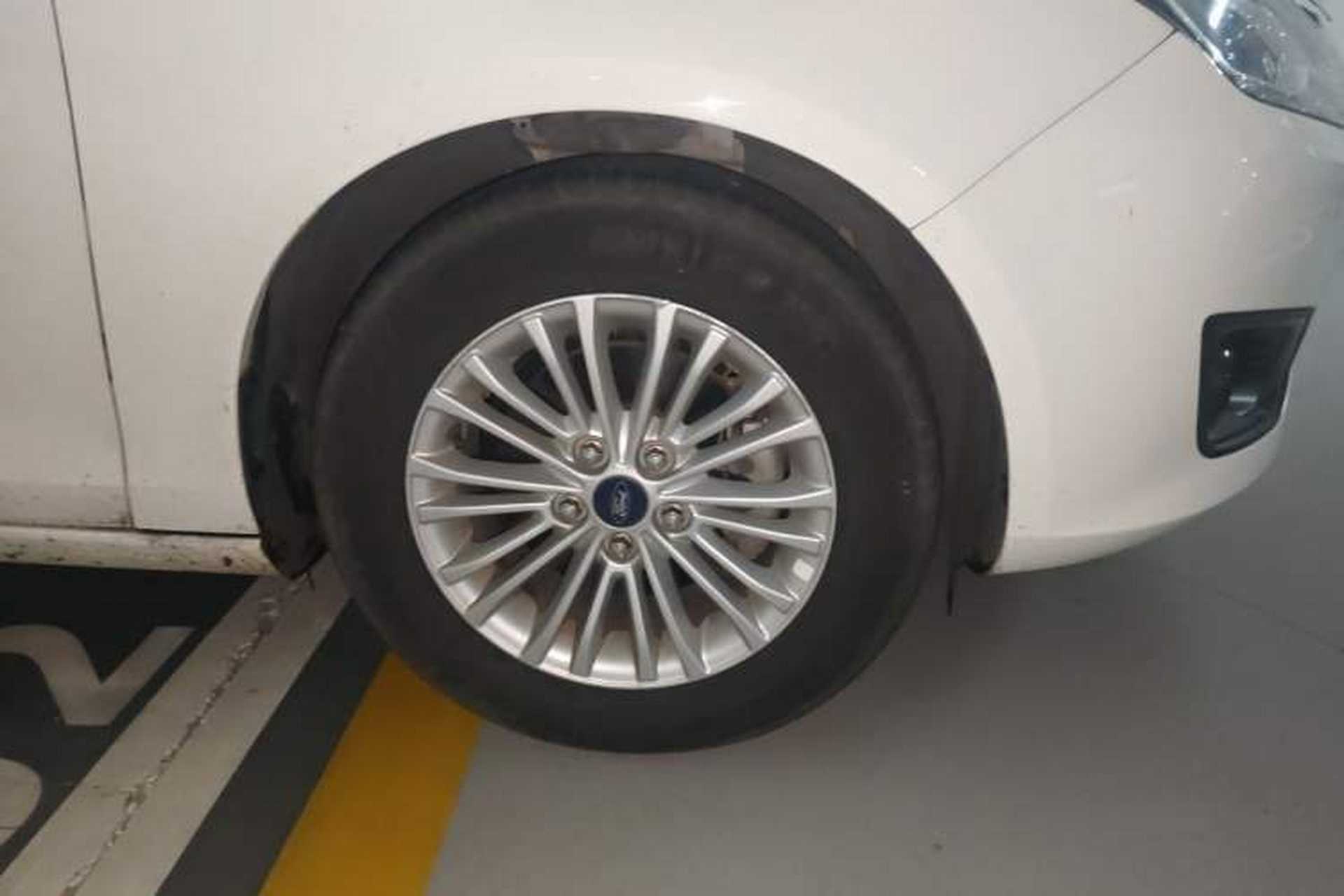 Used Ford Escort 2015 1.5L Manual Comfort Model Right Front Wheel Hub