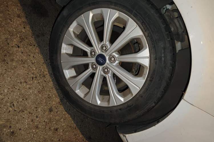 Used Ford Escort 2015 1.5L Automatic Fashion Model Right Front Wheel Hub