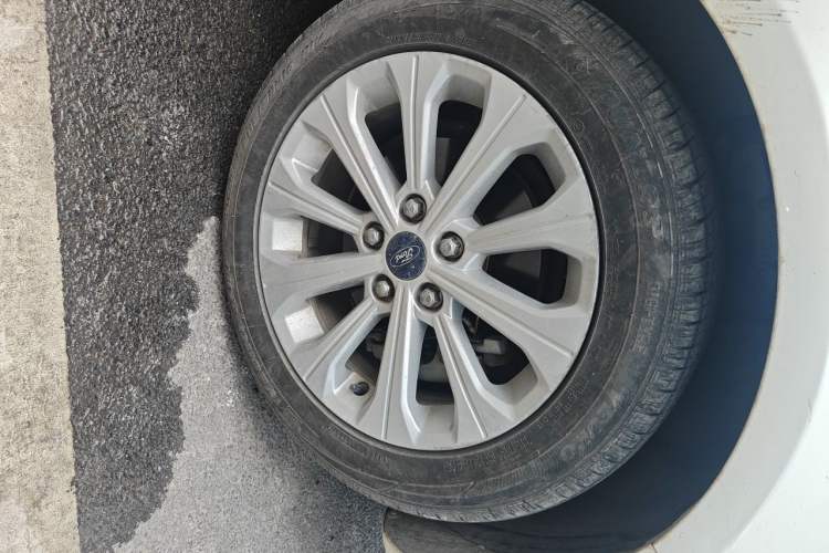 Used Ford Escort 2015 1.5L Automatic Fashion Model Right Front Wheel Hub