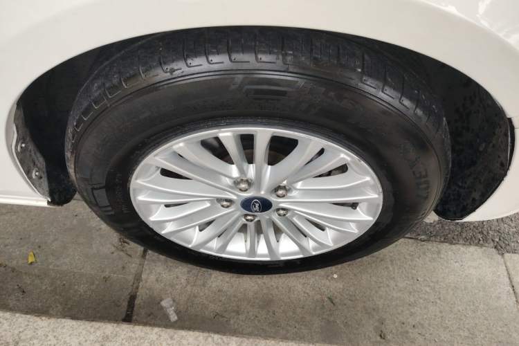 Used Ford Escort 2015 1.5L Automatic Comfort Edition Right Front Wheel Hub