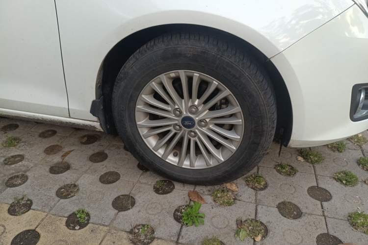 Used Ford Escort 2015 1.5L Manual Comfort Model Right Front Wheel Hub