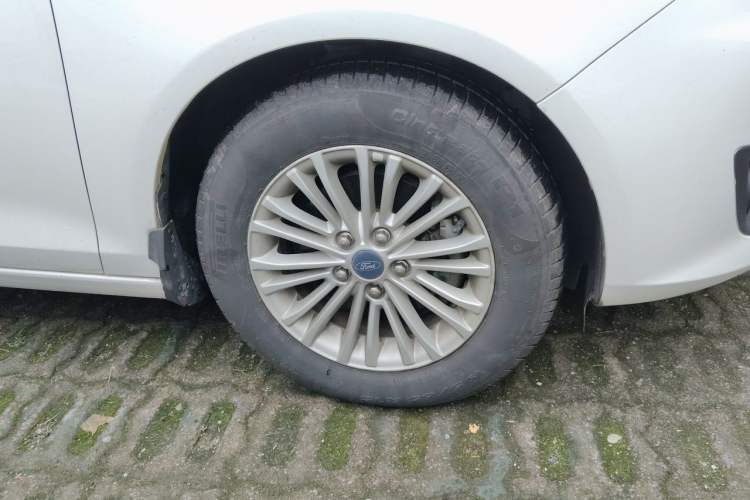 Used Ford Escort 2015 1.5L Manual Comfort Model Right Front Wheel Hub