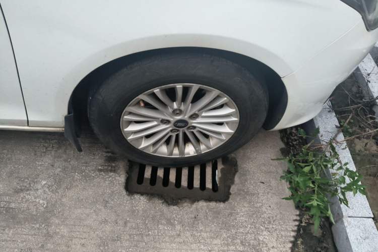 Used Ford Escort 2015 1.5L Automatic Comfort Edition Right Front Wheel Hub