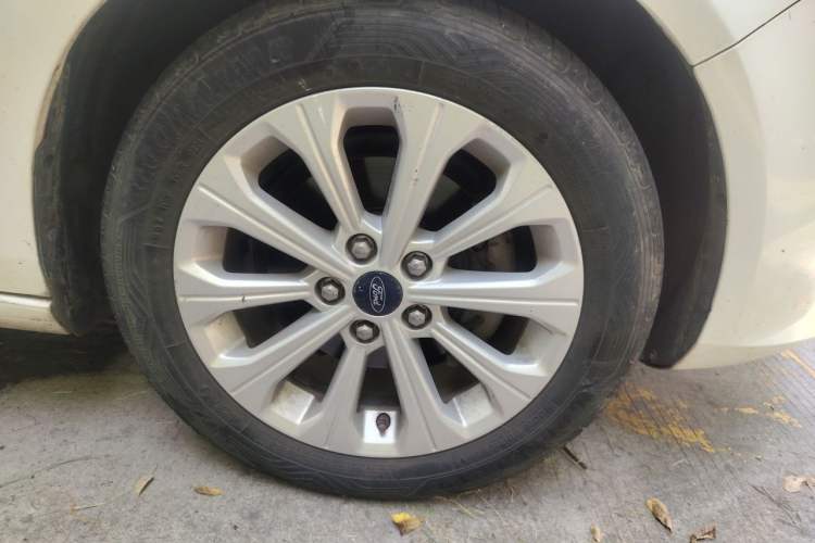 Used Ford Escort 2015 1.5L Automatic Fashion Model Right Front Wheel Hub