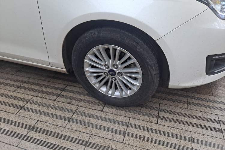 Used Ford Escort 2015 1.5L Automatic Comfort Edition Right Front Wheel Hub