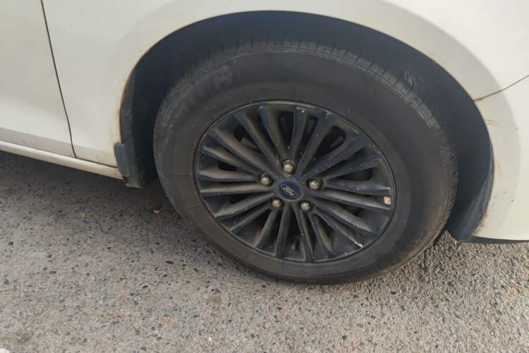 Used Ford Escort 2015 1.5L Manual Comfort Model Right Front Wheel Hub