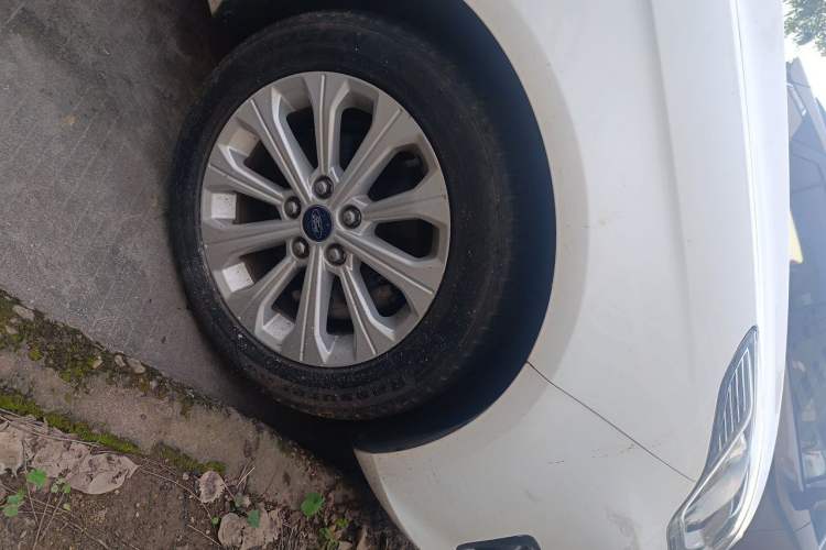 Used Ford Escort 2015 1.5L Automatic Fashion Model Right Front Wheel Hub