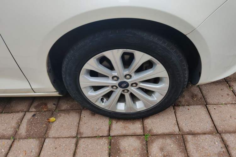 Used Ford Escort 2015 1.5L Automatic Fashion Model Right Front Wheel Hub