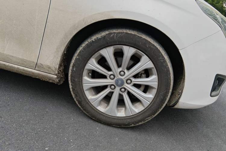 Used Ford Escort 2015 1.5L Manual Fashion Edition Right Front Wheel Hub