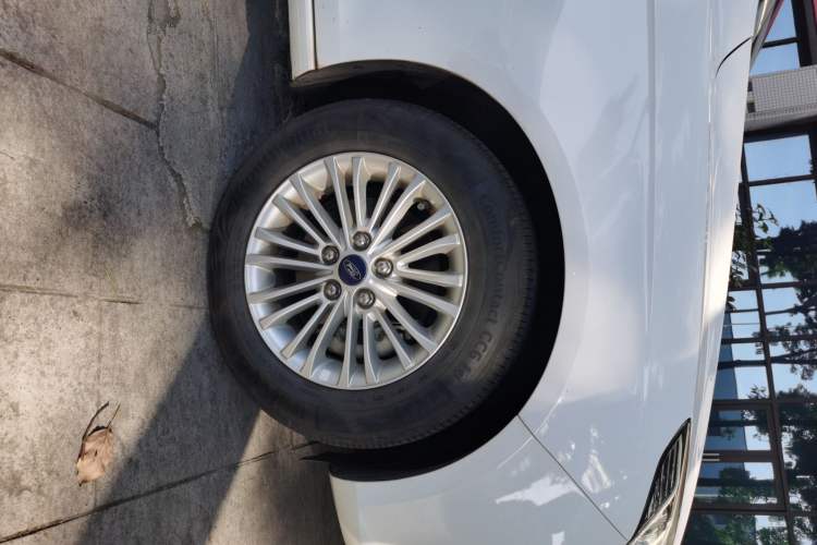 Used Ford Escort 2015 1.5L Manual Comfort Model Right Front Wheel Hub