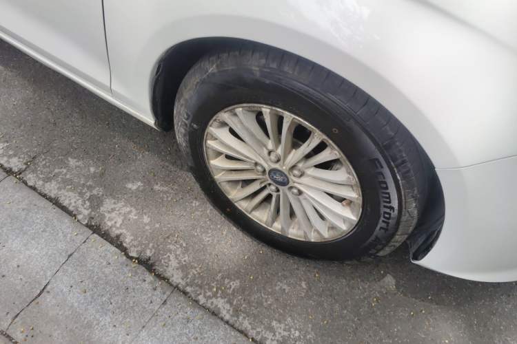 Used Ford Escort 2015 1.5L Manual Comfort Model Right Front Wheel Hub