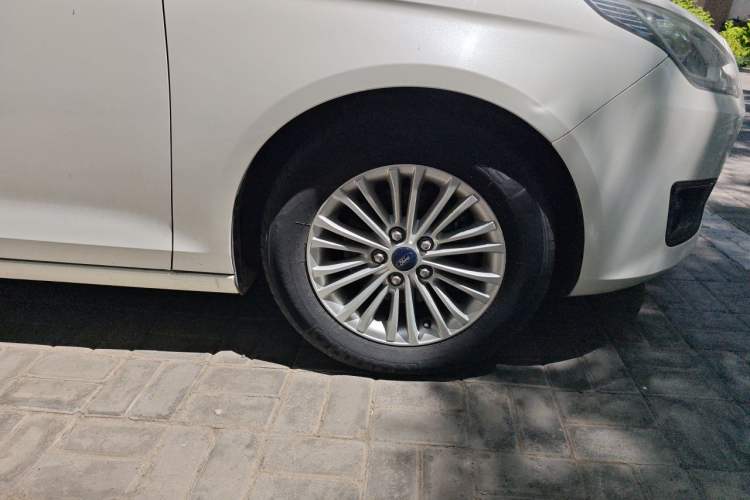 Used Ford Escort 2015 1.5L Manual Comfort Model Right Front Wheel Hub