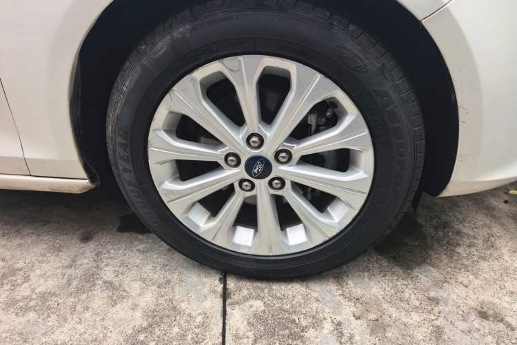 Used Ford Escort 2015 1.5L Automatic Fashion Model Right Front Wheel Hub