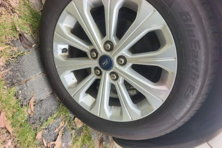 Used Ford Escort 2015 1.5L Automatic Fashion Model Right Front Wheel Hub