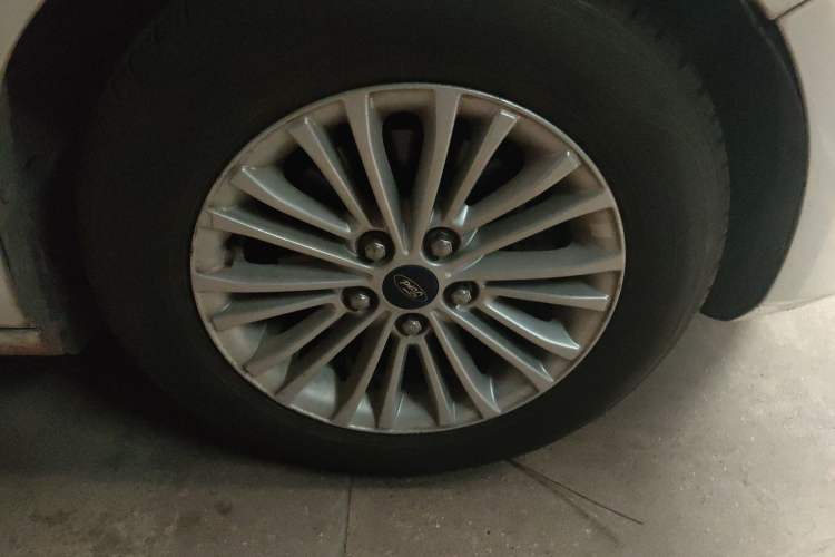 Used Ford Escort 2015 1.5L Manual Comfort Model Right Front Wheel Hub