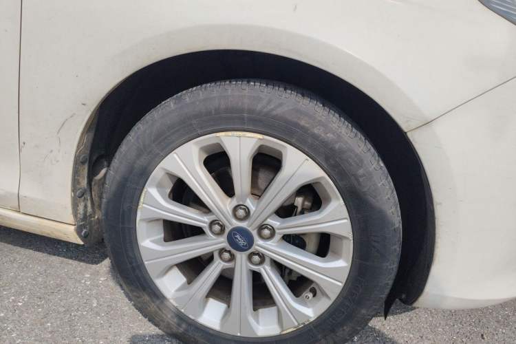 Used Ford Escort 2015 1.5L Automatic Fashion Model Right Front Wheel Hub