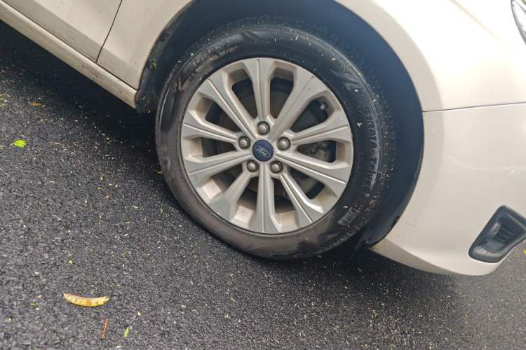Used Ford Escort 2015 1.5L Automatic Fashion Model Right Front Wheel Hub