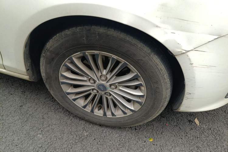 Used Ford Escort 2015 1.5L Manual Comfort Model Right Front Wheel Hub