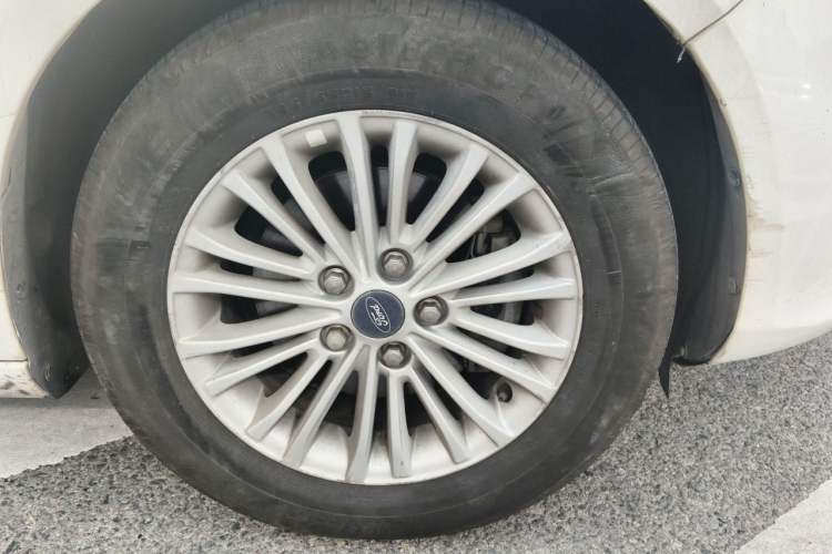 Used Ford Escort 2015 1.5L Manual Comfort Model Right Front Wheel Hub