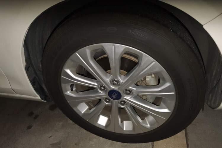 Used Ford Escort 2015 1.5L Automatic Fashion Model Right Front Wheel Hub