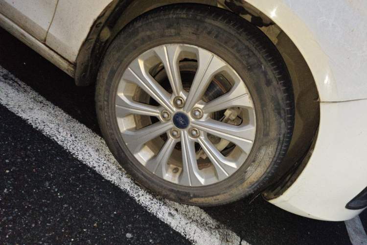 Used Ford Escort 2015 1.5L Manual Fashion Edition Right Front Wheel Hub