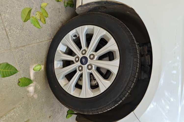 Used Ford Escort 2015 1.5L Automatic Fashion Model Right Front Wheel Hub