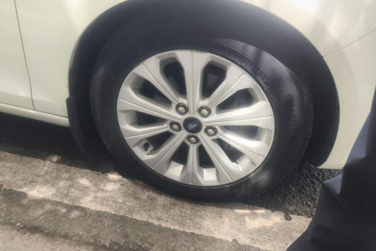 Used Ford Escort 2015 1.5L Automatic Fashion Model Right Front Wheel Hub