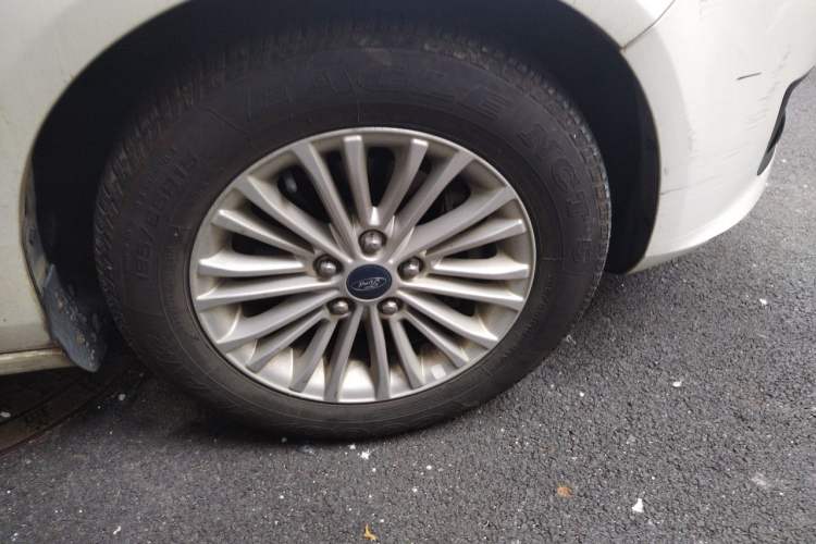 Used Ford Escort 2015 1.5L Automatic Comfort Edition Right Front Wheel Hub